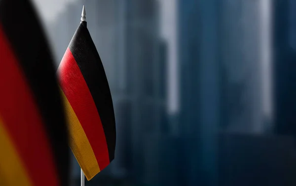 Bulanık bir arkaplanda Almanya 'nın küçük bir bayrağı — Stok fotoğraf