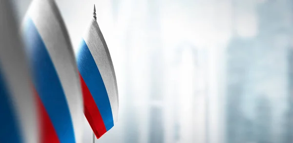 Banderas pequeñas de Rusia en el fondo de un fondo borroso — Foto de Stock