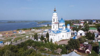 Tataristan 'ın Chistopol şehrindeki Aziz Niklas Katedrali. 19 Ağustos 2021 'de güneşli bir gün.