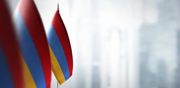 Невеликі прапори Вірменії на розмитому тлі міста. — стокове фото