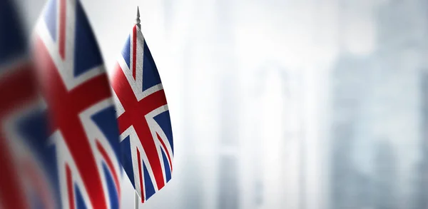 Small flags of United Kingdom on a blurry background of the city — Stock Photo, Image