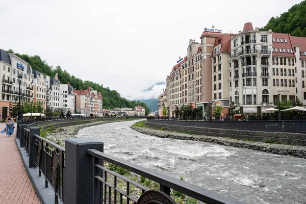 Le remblai de la rivière Mzymta à Rosa Khutor à Sotchi en Russie. Jour nuageux 22 mai 2021 — Photo