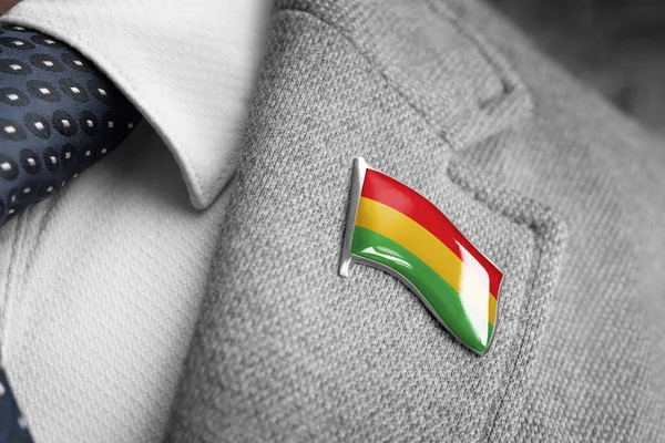 Crachá de metal com a bandeira da Bolívia em uma lapela de terno — Fotografia de Stock