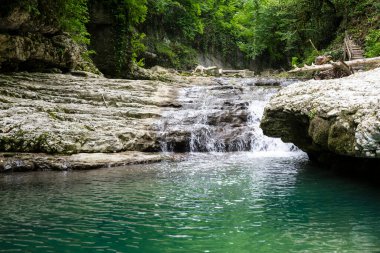 Abhazya Cumhuriyeti 'ndeki Olginsky Şelalesi. Bulutlu bir gün 21 Mayıs 2021