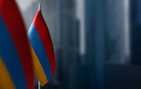 Banderas pequeñas de Armenia en un fondo borroso de la ciudad — Foto de Stock