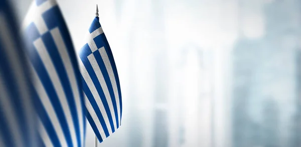 Pequenas bandeiras da Grécia em um fundo embaçado da cidade — Fotografia de Stock