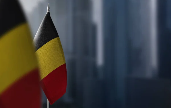 Kleine vlaggen van België op een wazige achtergrond van de stad — Stockfoto