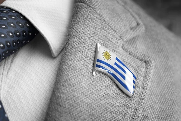 Insignia de metal con la bandera de Uruguay en una solapa de traje — Foto de Stock