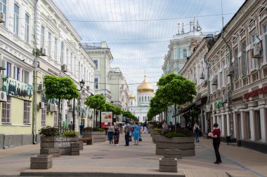 Rusya 'da Rostov-on-Don' daki yayalar katedrali. 25 Mayıs 2021 'de güneşli bir gün.