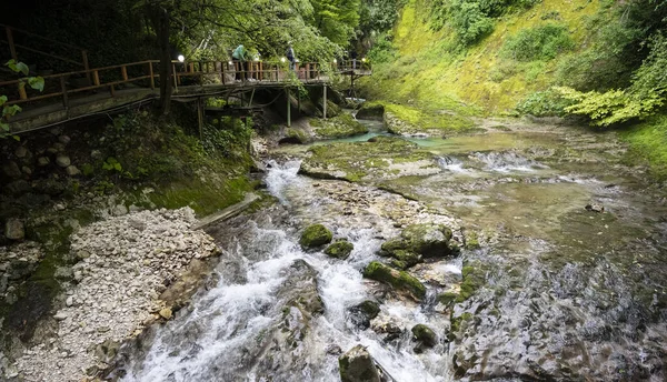 Floden Malaya Machara i Tjernihiv, Abchazien. Molnig dag den 21 maj 2021 — Stockfoto