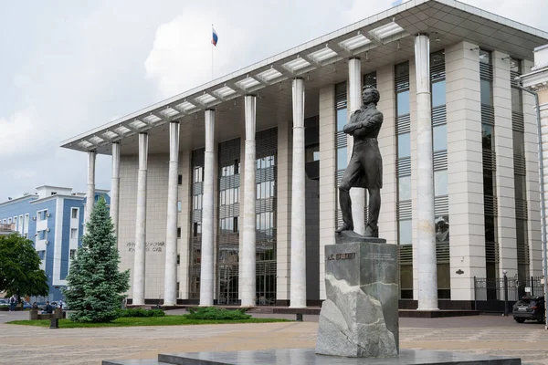 Monumento a Pushkin cerca del palacio de justicia en Krasnodar, Rusia. Nublado día mayo 23, 2021 —  Fotos de Stock