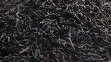 Çay yaprakları yavaşça döner.