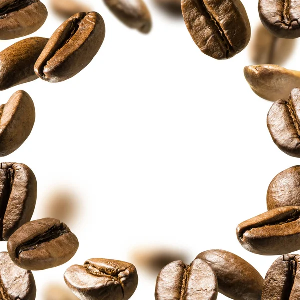 Kávébab lebegnek fehér alapon — Stock Fotó