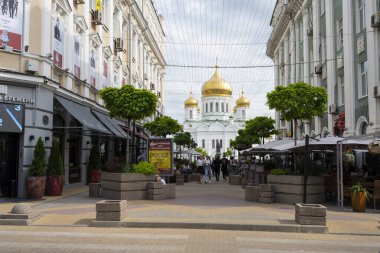 Rusya 'da Rostov-on-Don' daki yayalar katedrali. 25 Mayıs 2021 'de güneşli bir gün.