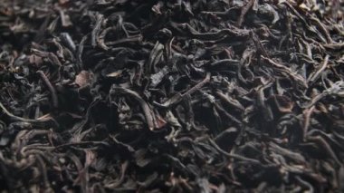 Çay yaprakları yavaşça döner.