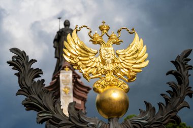 Rusya 'nın Krasnodar, Rusya' da bulunan İmparatoriçe Catherine anıtının arka planında Rusya 'nın arması var. Bulutlu Gün 23 Mayıs 2021