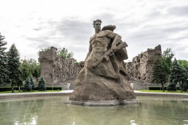 Rusya 'daki Volgograd' da ölümle yüzleşmek için dikilen bir anıt. Bulutlu Gün 26 Mayıs 2021