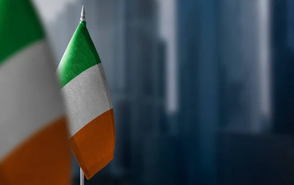 Small flags of Ireland on a blurry background of the city — Stock Photo, Image