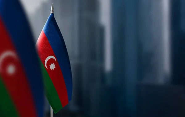 Banderas pequeñas de Azerbaiyán sobre un fondo borroso de la ciudad — Foto de Stock