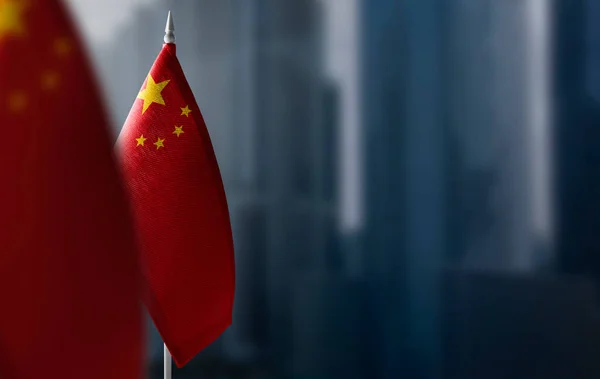 在城市模糊的背景下，中国的小国旗 — 图库照片