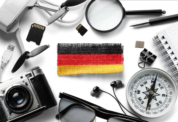 Bandeira da Alemanha e acessórios de viagem sobre fundo branco. — Fotografia de Stock