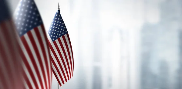 Маленькі прапори Сполучених Штатів Америки на тлі розмитого фону. — стокове фото