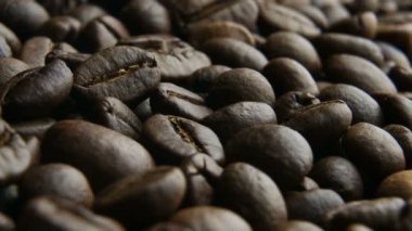 Kahve çekirdekleri yavaşça kapanıyor.