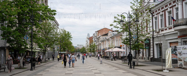 Кировский проспект в Саратове, Россия. Облачный день 27 мая 2021 года