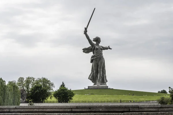 Το Μνημείο της Μητέρας Γης στο Βόλγκογκραντ της Ρωσίας. Ημέρα νεφελώματος 26 Μαΐου 2021 — Φωτογραφία Αρχείου