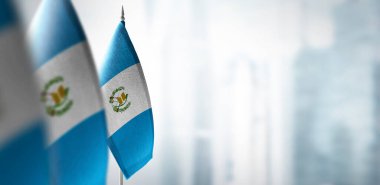 Şehrin bulanık arka planında Guatemala 'nın küçük bayrakları
