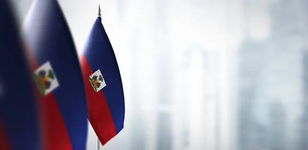 Banderas pequeñas de Haití en un fondo borroso de la ciudad — Foto de Stock