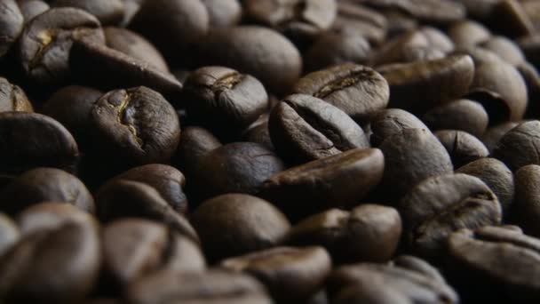 Los granos de café cierran lentamente rotan — Vídeos de Stock