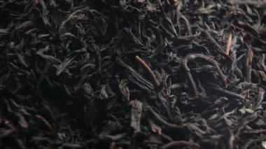 Çay yaprakları yavaşça döner.