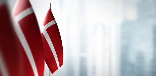 街の背景にデンマークの小さな旗 — ストック写真