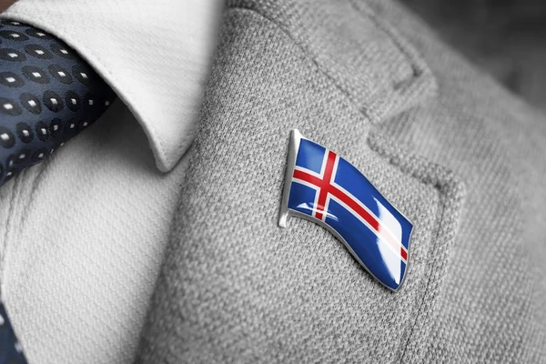 Crachá de metal com a bandeira da Islândia em uma lapela de terno — Fotografia de Stock