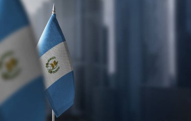 Şehrin bulanık arka planında Guatemala 'nın küçük bayrakları