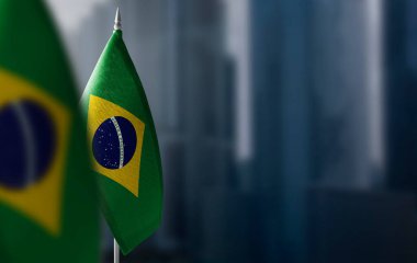 Şehrin bulanık arka planında Brezilya 'nın küçük bayrakları