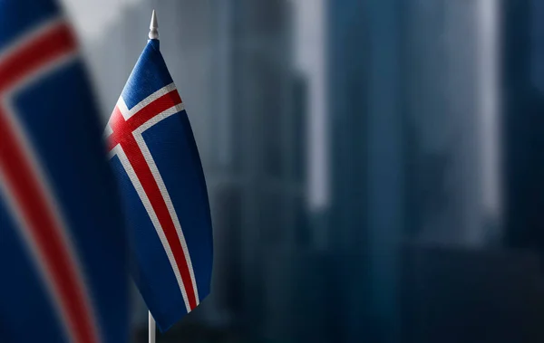 Petits drapeaux de l'Islande sur un fond flou de la ville — Photo