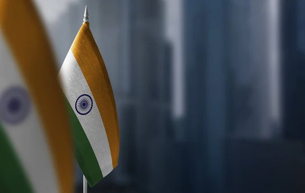 Pequenas bandeiras da Índia em um fundo embaçado da cidade — Fotografia de Stock