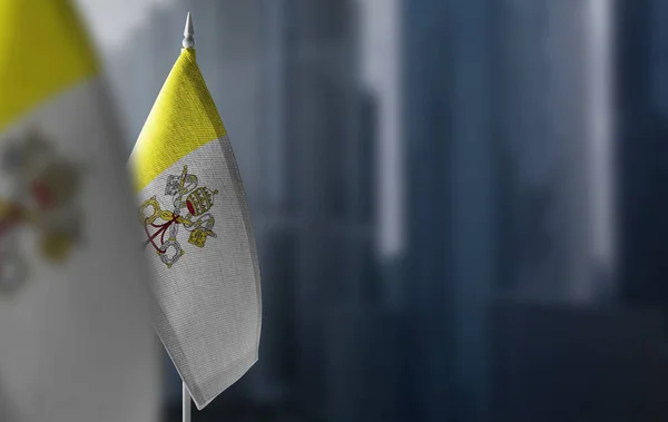 Banderas pequeñas del Vaticano sobre un fondo borroso de la ciudad — Foto de Stock