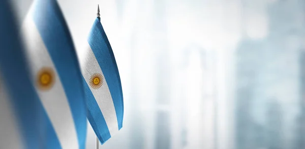 Pequenas bandeiras da Argentina em um fundo embaçado da cidade — Fotografia de Stock