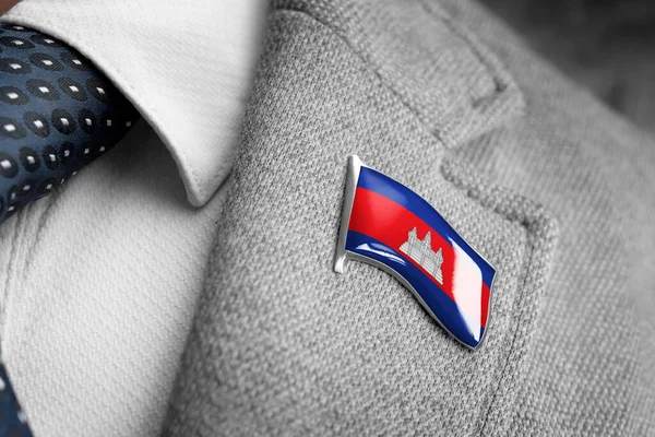 Metallabzeichen mit der Flagge Kambodschas am Anzug-Revers — Stockfoto