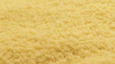 Krupiye kuskusu yavaşça döner.