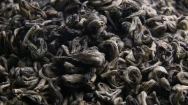 Çay yaprakları yavaşça döner.