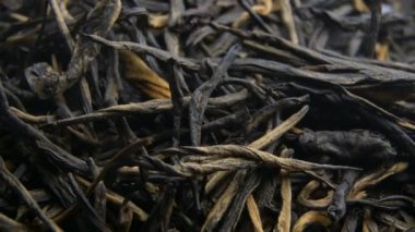 Çay yaprakları yavaşça döner.