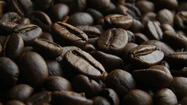 Los granos de café cierran lentamente rotan — Vídeos de Stock