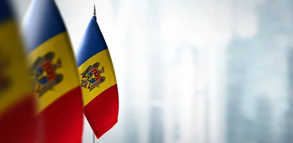 Small flags of Moldavia on a blurry background of the city — Stock Photo, Image