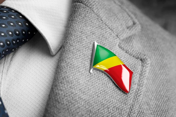 Emblema de metal com a bandeira do Congo em uma lapela de terno — Fotografia de Stock