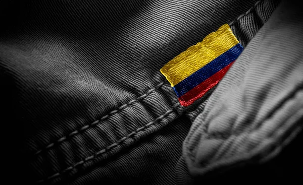 Tag su abiti scuri sotto forma di bandiera della Colombia — Foto Stock