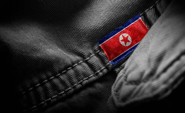 Etiqueta en la ropa oscura en forma de la bandera de Corea del Norte —  Fotos de Stock